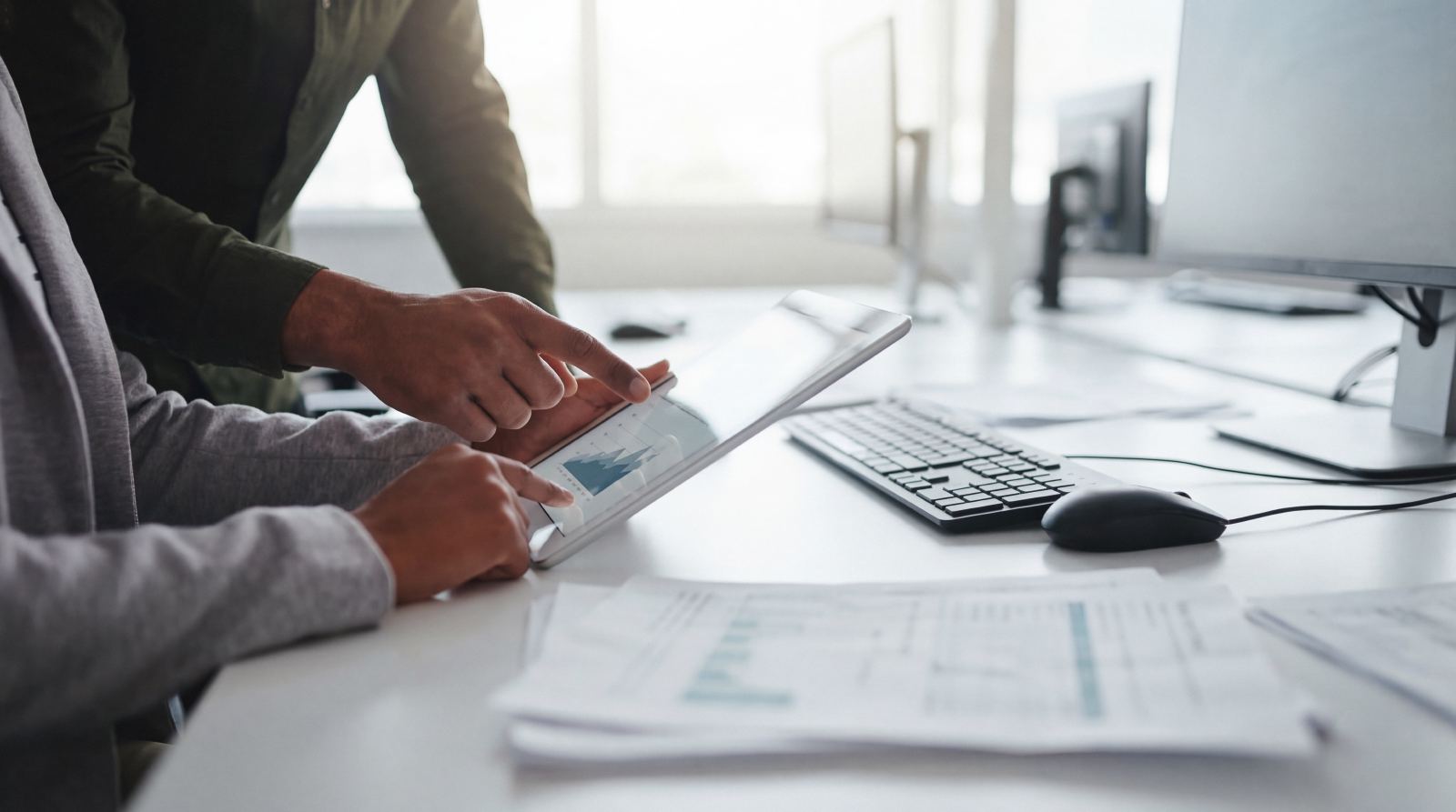 Manager revisando analytics en tablet